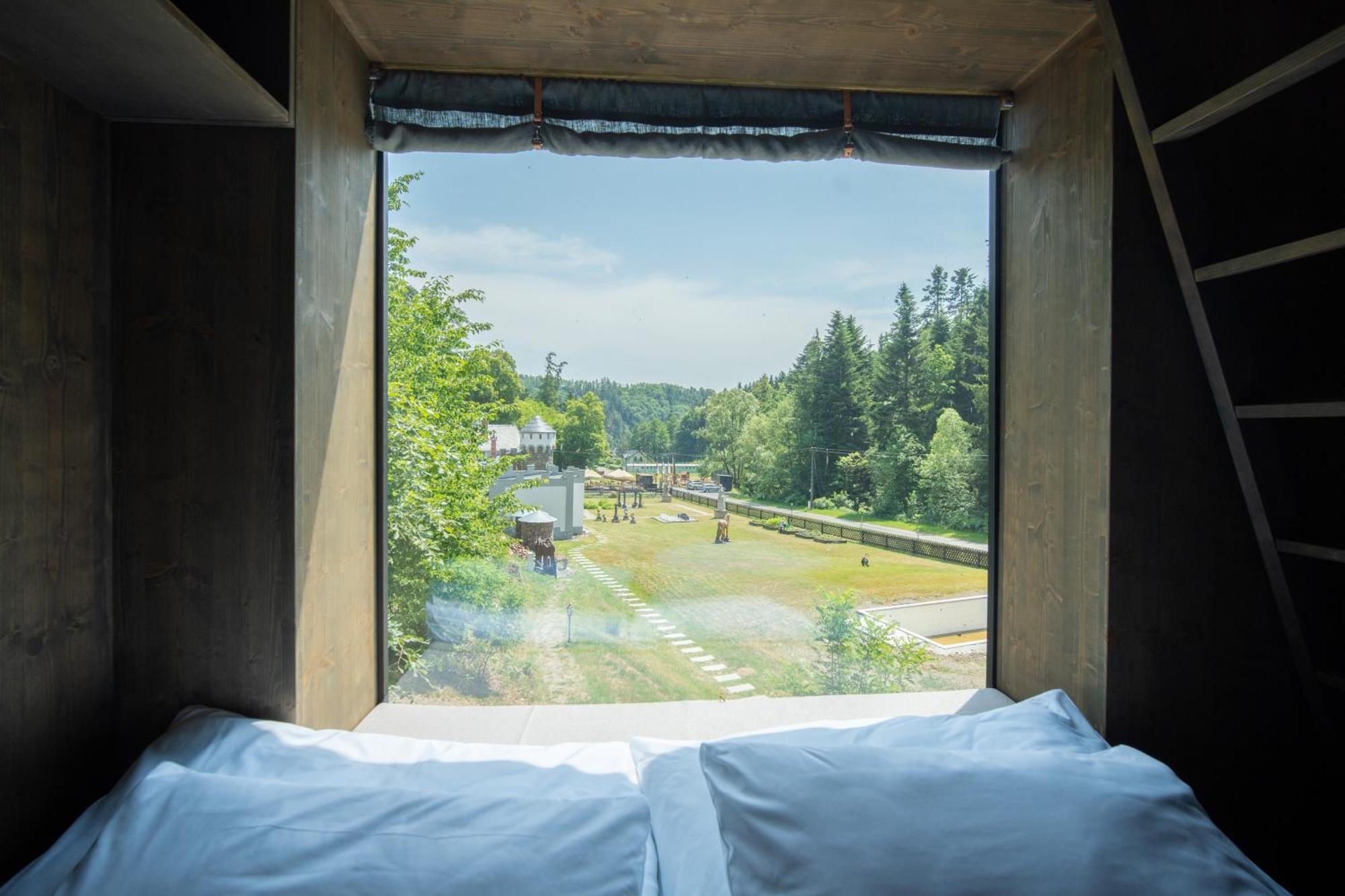 Hrad Kunzov Glamping & Spa & Restaurant プルジェロフ エクステリア 写真